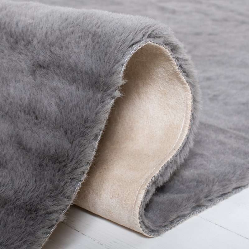 SAFAVIEH Faux Sheep Beniko Llinos 2.4-inch Thick Rug