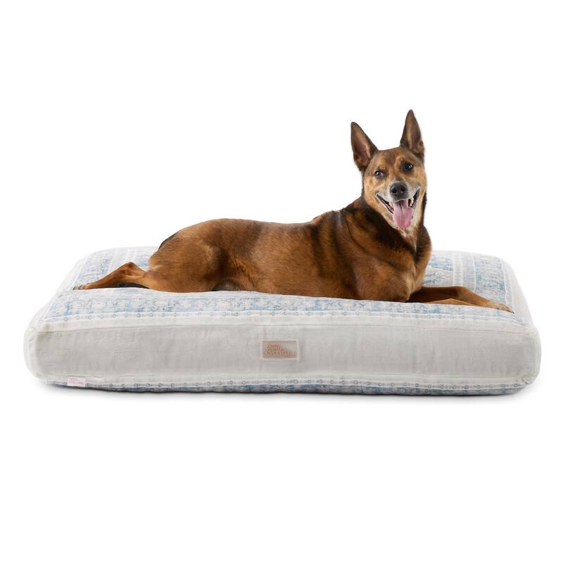 TOWN & COUNTRY EVERYDAY CuddleTown Medallion Pillow Crate Mat Pet Bed - L: 44"x34"x4" - Blue/Beige