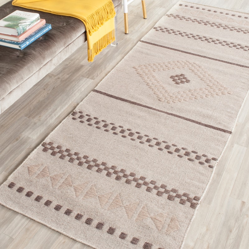 SAFAVIEH Handmade Flatweave Dhurries Rakhi Modern Wool Rug - 2'6" x 8' Runner - Natural