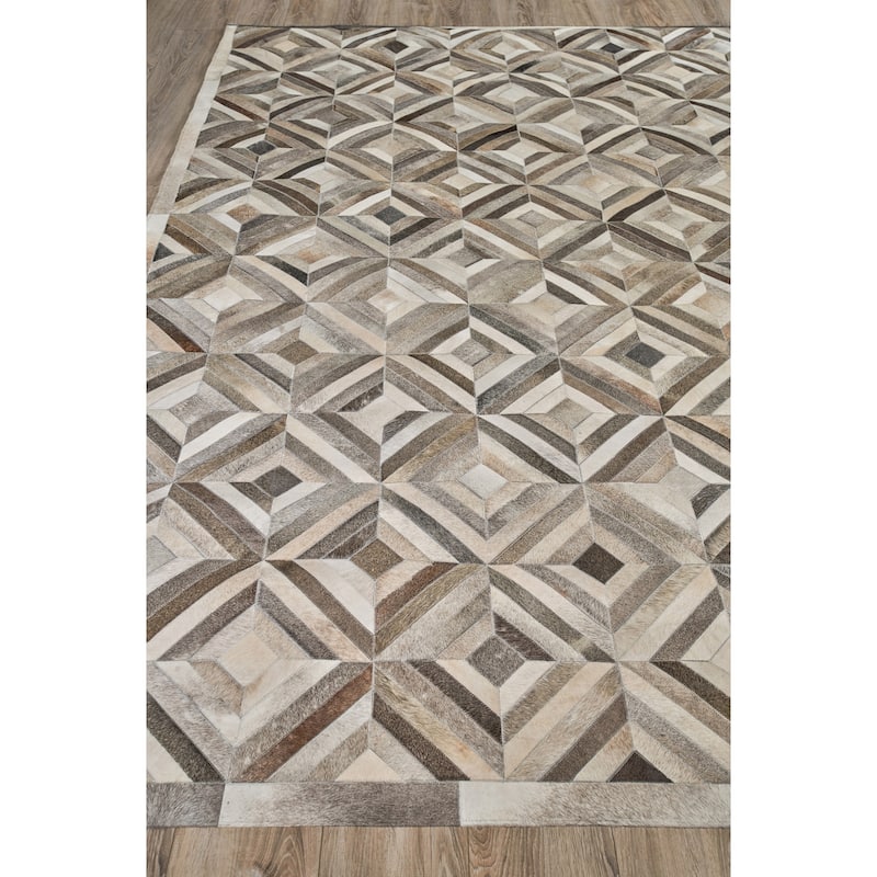 EXQUISITE RUGS Natural Hide Hand-stitched Leather Hide Silver Area Rug.