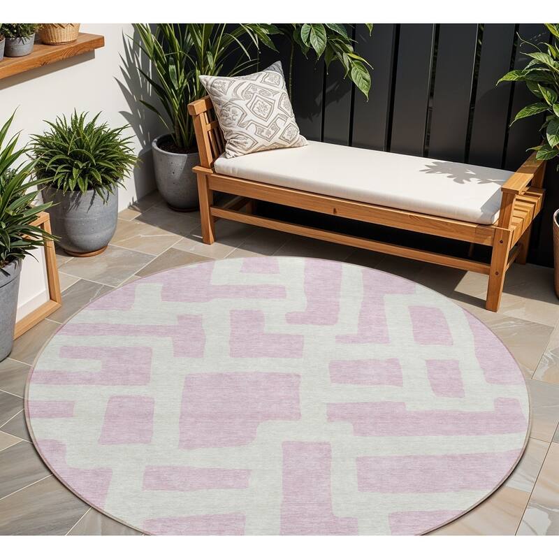 HomeRoots Abstract Transitional Rectangle Outdoor Rug - 8' Round