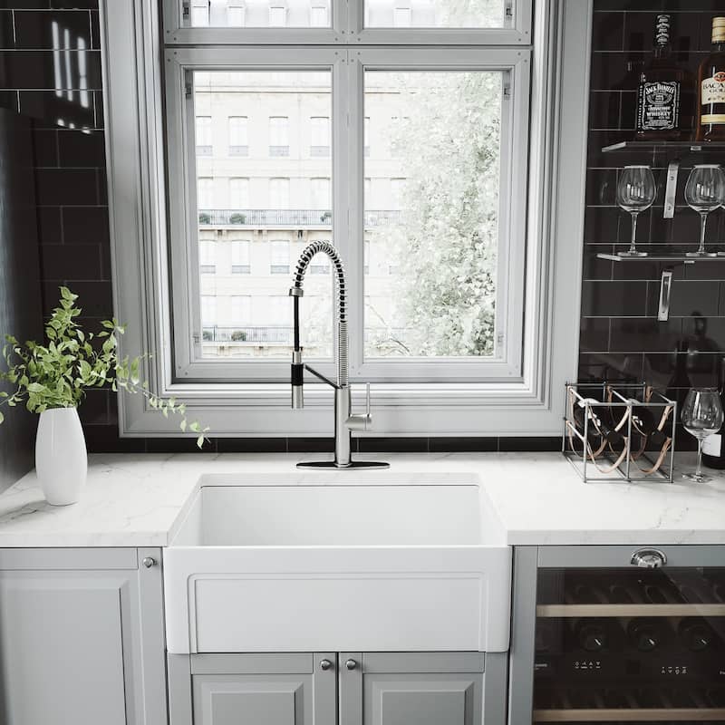 VIGO Livingston 24" H Single Handle Pull-Down Sprayer Kitchen Faucet