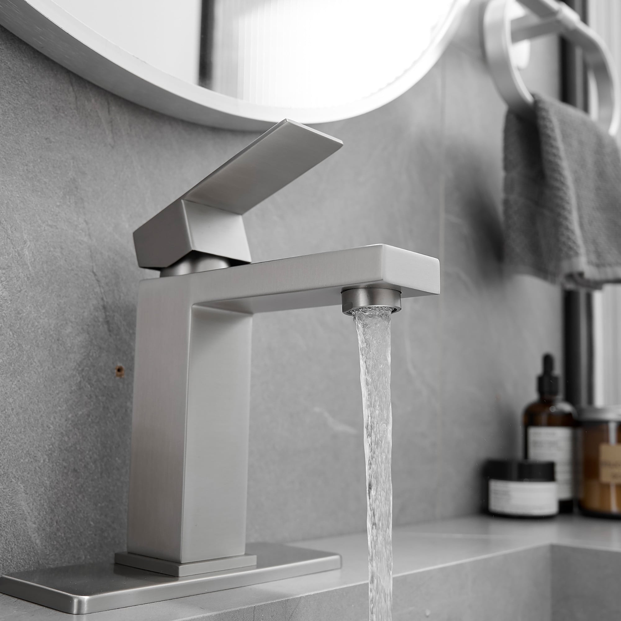 Single-handle Bathroom Sink Faucet with Drain and Deckplate