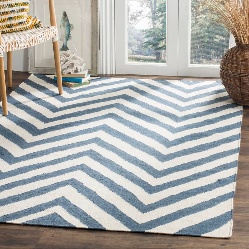 SAFAVIEH Hand-woven Moroccan Reversible Richelle Dhurrie Chevron Reversible Dhurrie Blue - 3' x 5' - Blue/Ivory - Runner/Rectangle