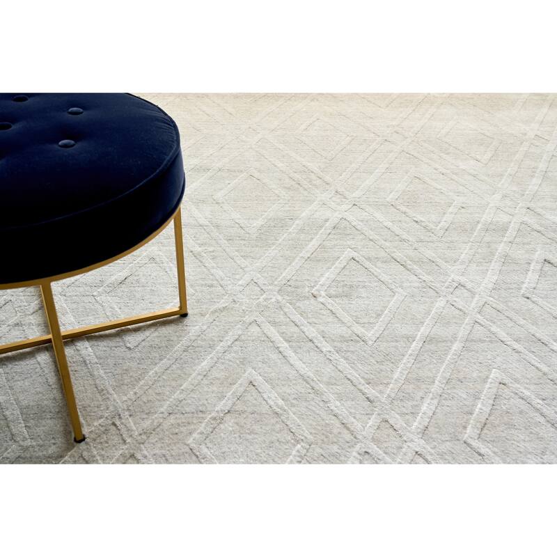 EXQUISITE RUGS Castelli Hand-loomed Bamboo Silk/Wool Ivory Area Rug.