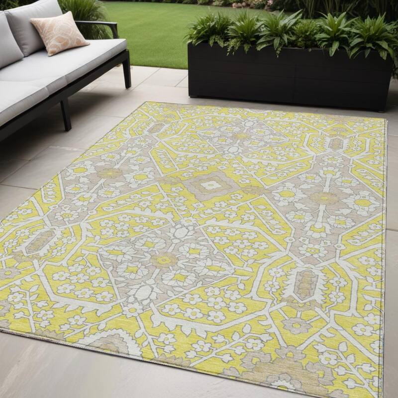HomeRoots Floral Transitional Rectangle Outdoor Rug - 5' X 8'