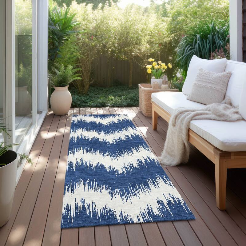 Machine Washable Indoor/ Outdoor Chantille Modern Chevron Rug - Navy - 2'3" x 7'6"