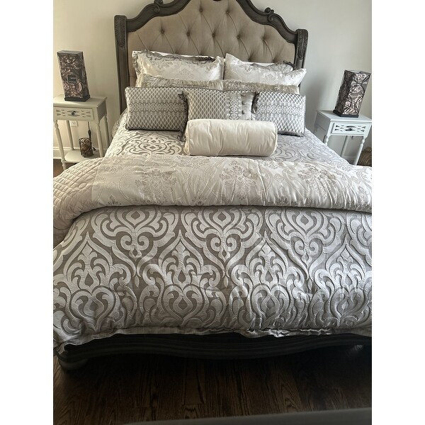 https://ak1.ostkcdn.com/images/products/is/images/direct/3d5e869a461db74ca6268067faae6fde43f3f95f/J-Queen-New-York-Provence-Comforter-Set.jpeg