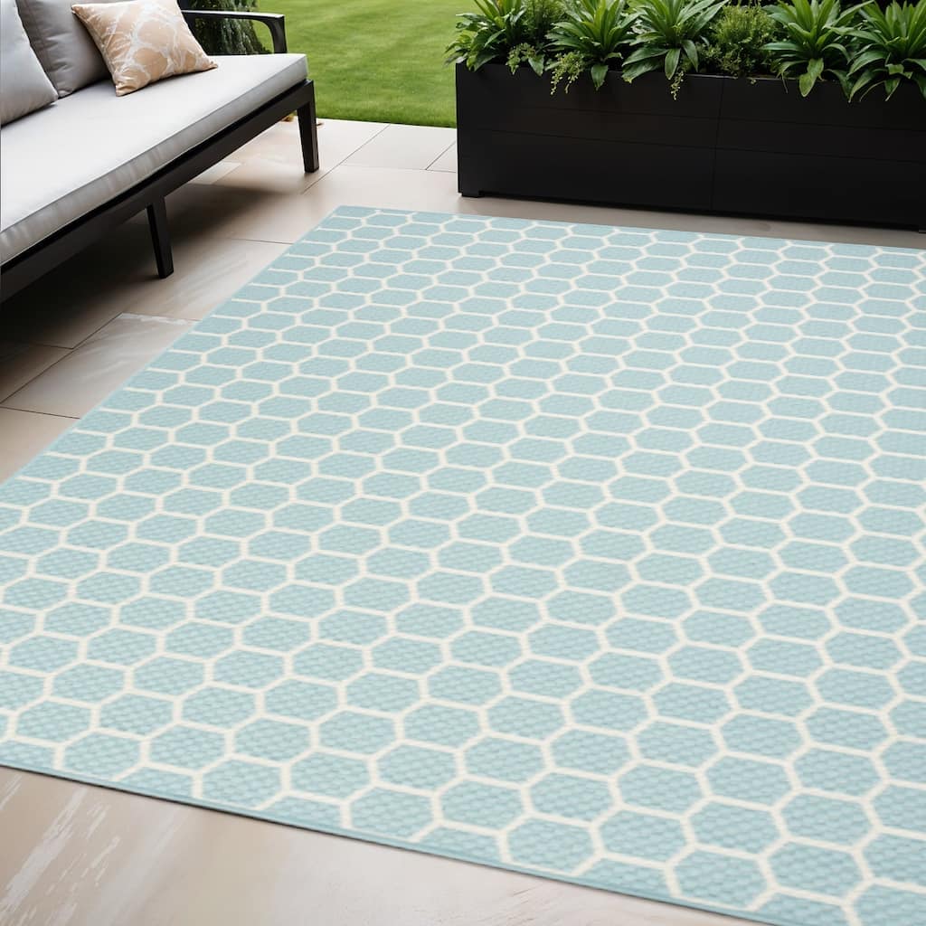 HomeRoots Geometric Modern Rectangle Outdoor Rug - 5' X 7'