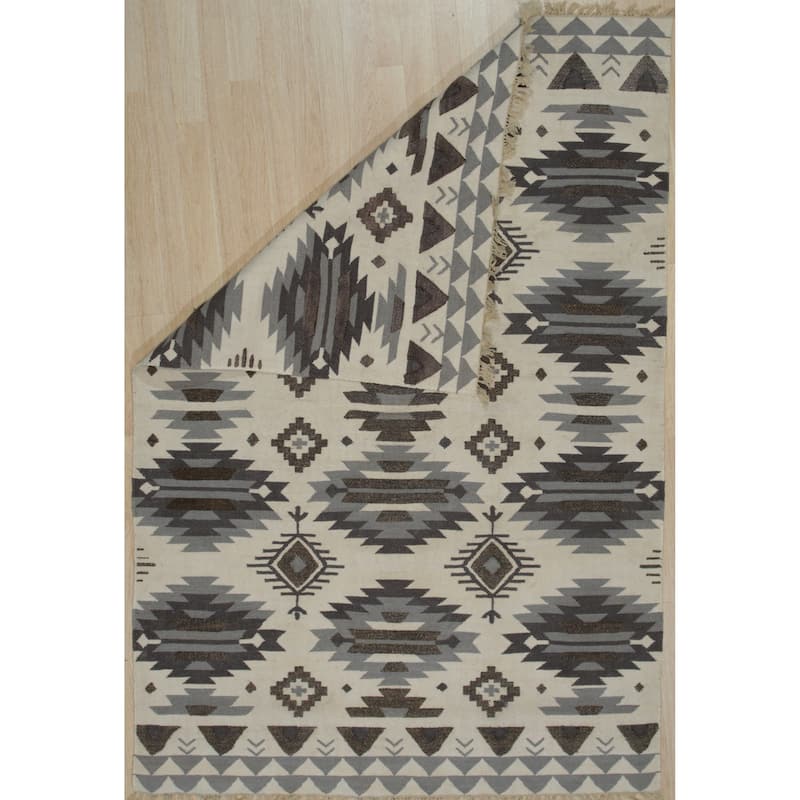 Ivory Traditional Geometric Reversible Kilim Area Rug - Elegant and Timeless Design - 6' x 9'