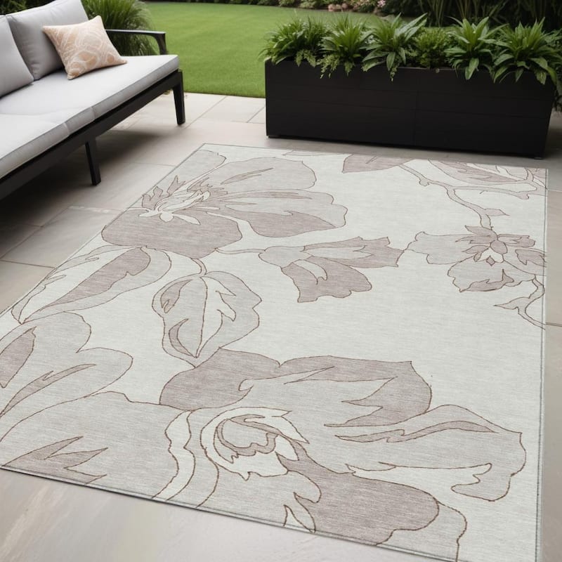 HomeRoots Floral Transitional Rectangle Outdoor Rug - 5' X 8'