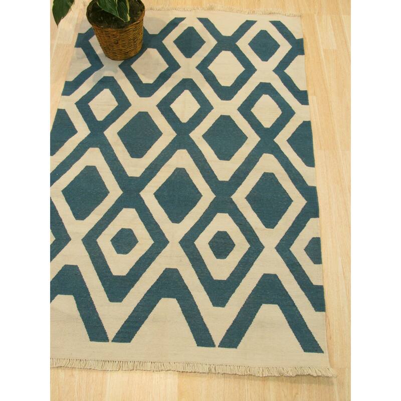 Ivory Handmade Polyester Transitional Geometric Indoor/Outdoor Kilim Rug by , Stylish and Versatile Rug for Enhancing - 5' x 8'