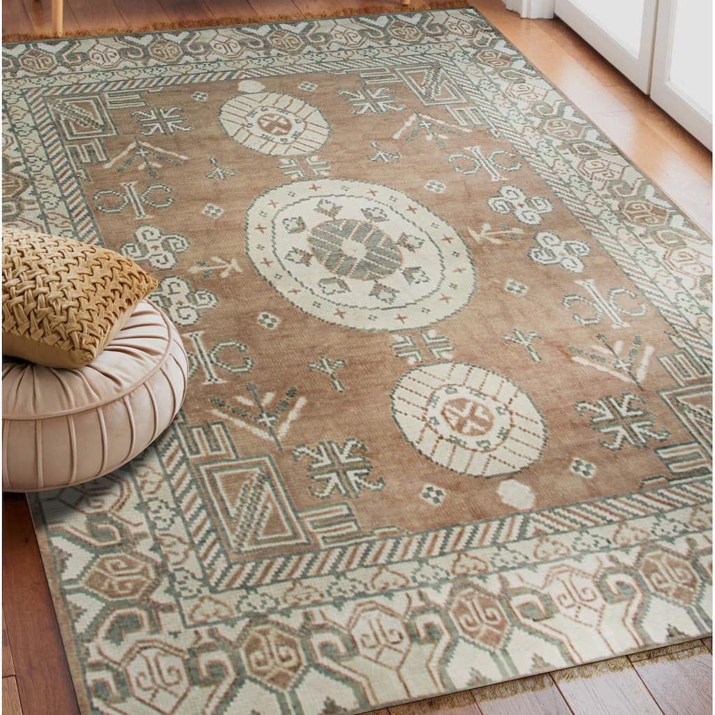 Brown Traditional Classic Area Rug, Elegant Soft Texture Handcrafted for Living Rooms or Bedrooms - L