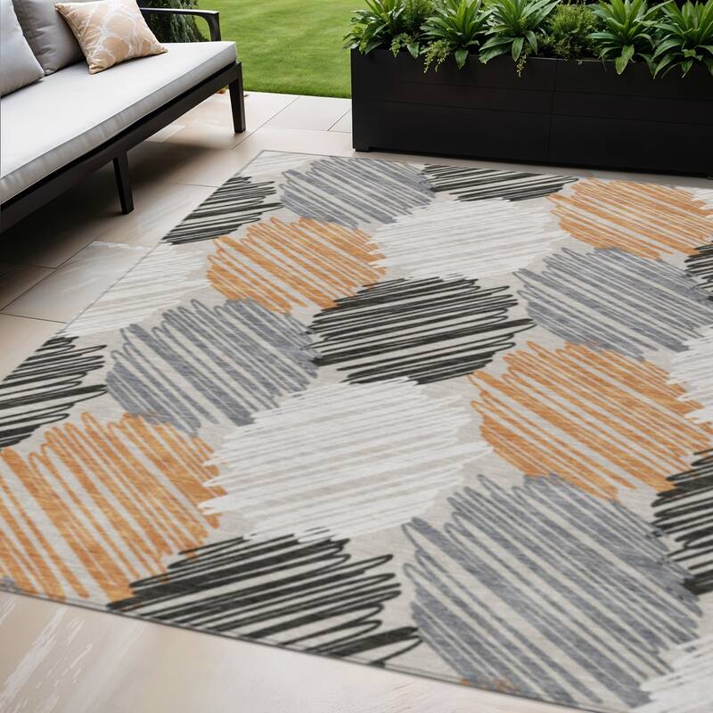 HomeRoots Geometric Transitional Rectangle Outdoor Rug - 5' X 8'
