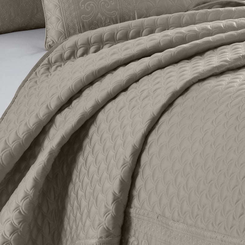 J. Queen New York Lyndon Coverlet Quilt