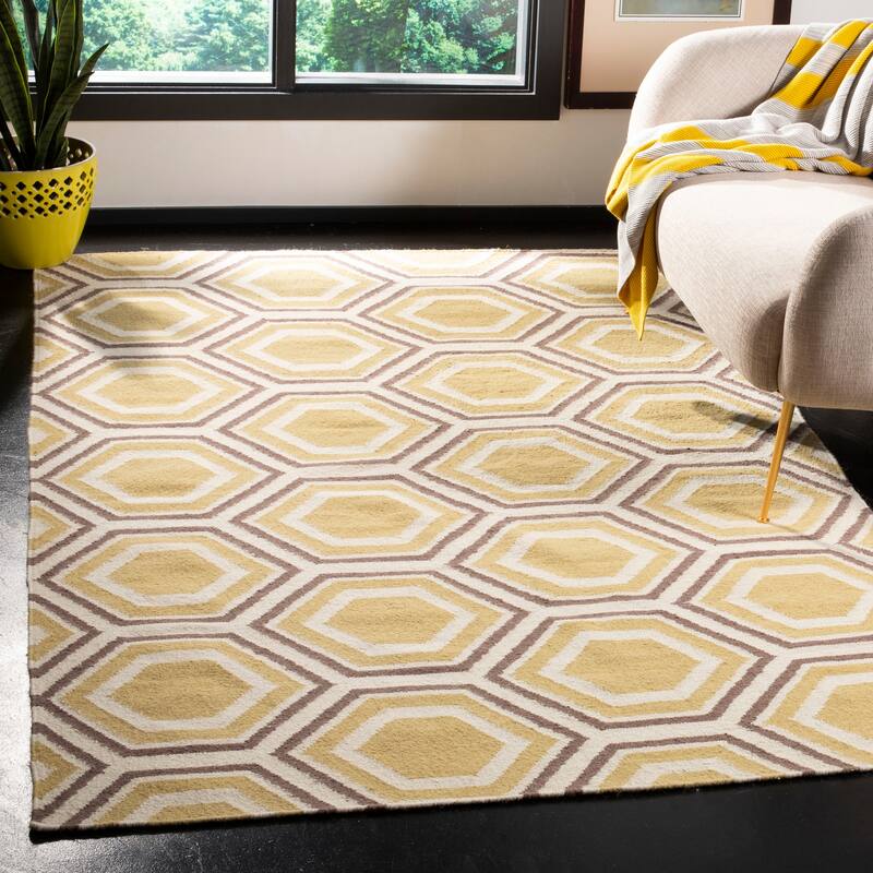 SAFAVIEH Handmade Flatweave Dhurries Tina Modern Wool Rug - 5' x 8' - Ivory/Yellow