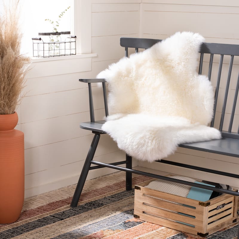 SAFAVIEH Handmade Natural Sheepskin Leanca 3.4-inch Thick Rug