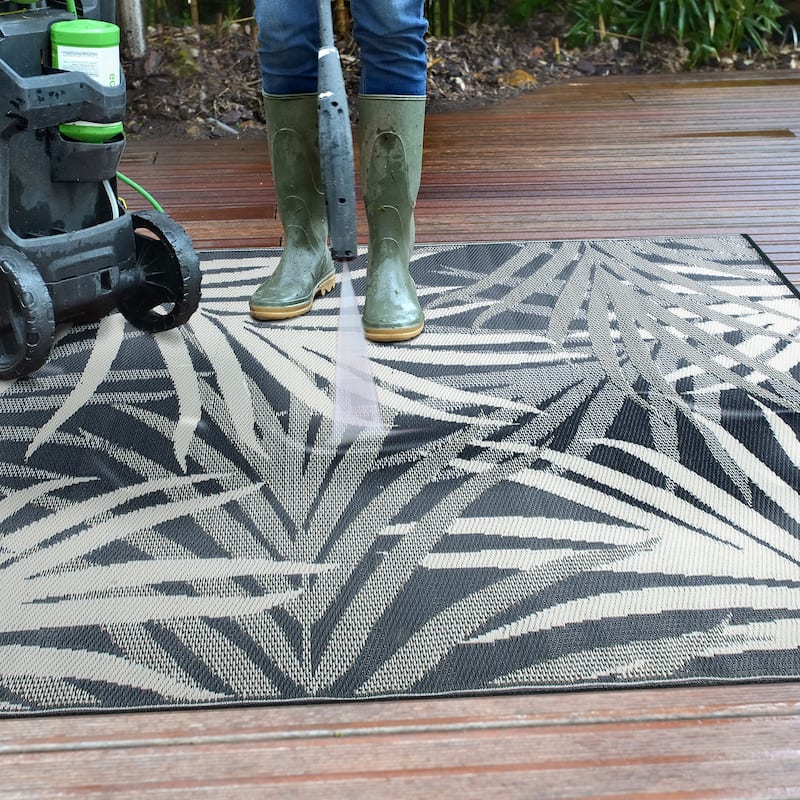 World Rug Gallery Toprical Leaves Coastal Reversible Recycled Plastic Outdoor Rugs