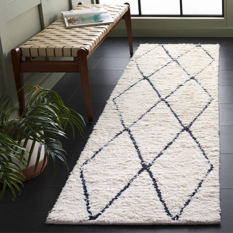 SAFAVIEH Handmade Natura Serpil Moroccan Wool Rug - 2'3" x 8' Runner - Ivory/Black