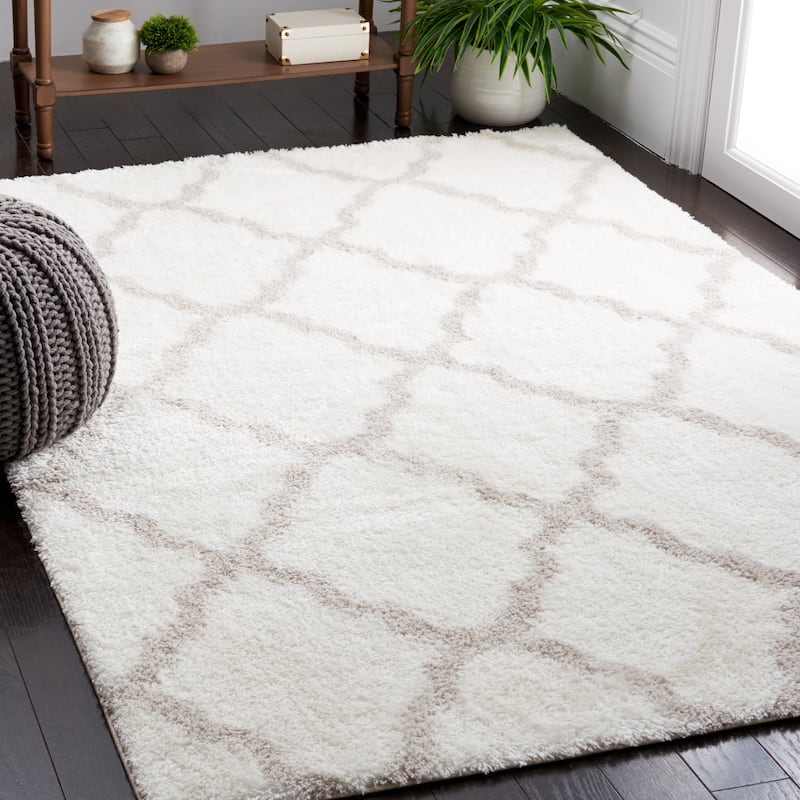 SAFAVIEH Tahoe Shag Etha Trellis 1.2-inch Thick Rug - 8' x 10' - White/Silver