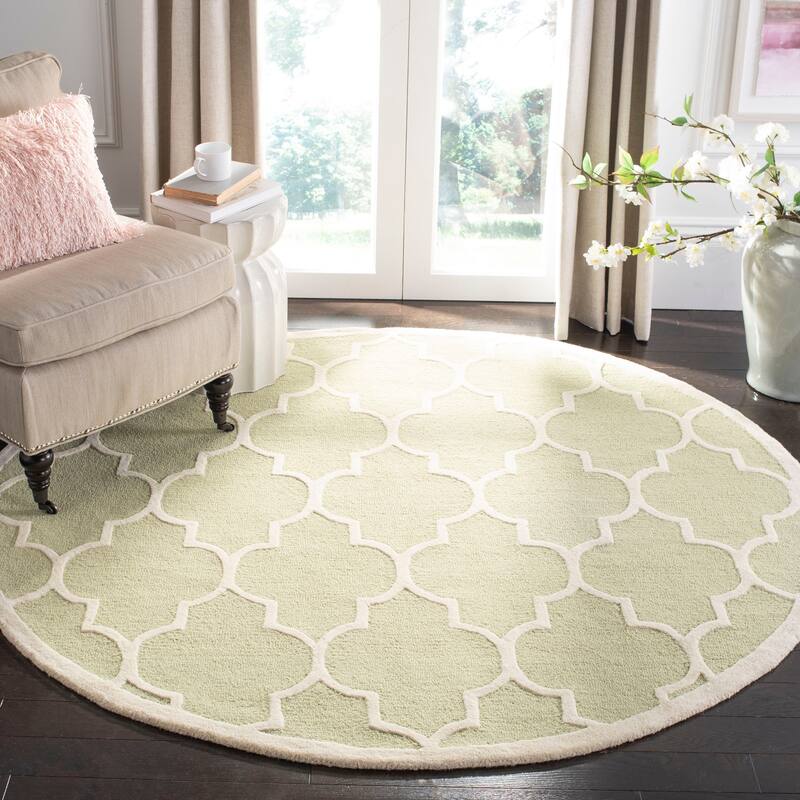 SAFAVIEH Handmade Cambridge Oddny Moroccan Trellis Wool Rug - 6' Round - Light Green/Ivory