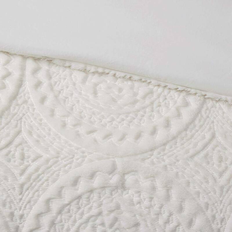 Embroidered Medallion Ultra Plush Comforter Mini Set
