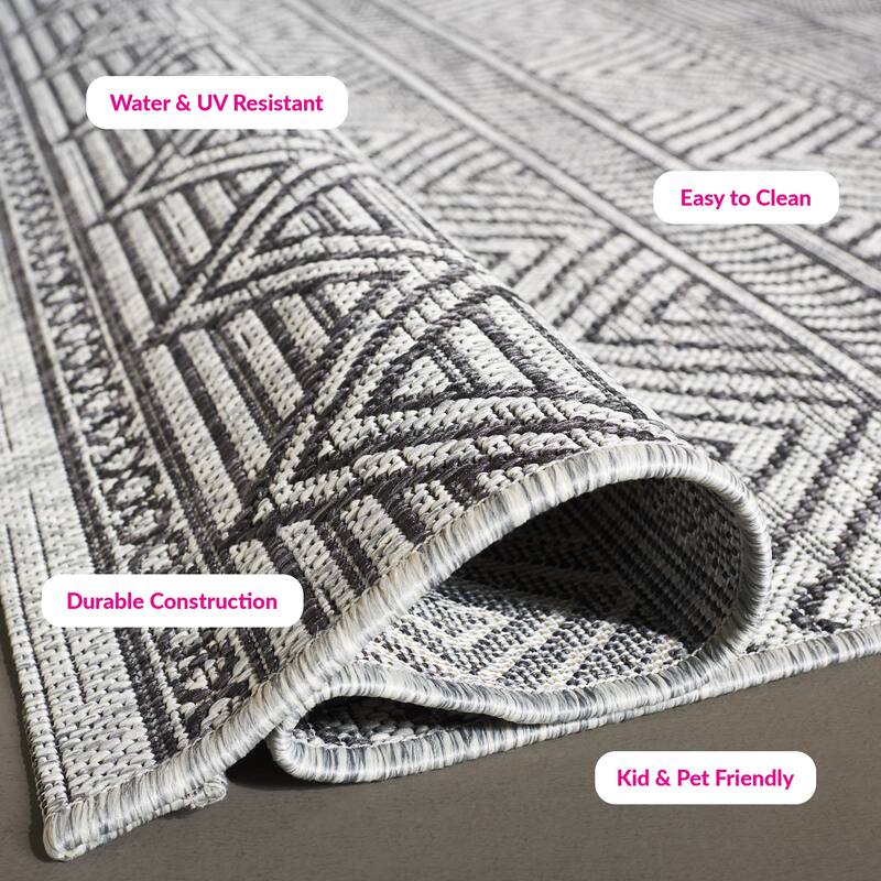 SAFAVIEH Courtyard Rozenn Indoor/ Outdoor Waterproof Patio Backyard Rug