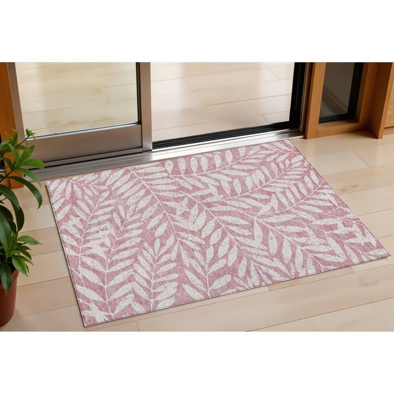 HomeRoots Floral Transitional Rectangle Outdoor Rug - 3' x 5'