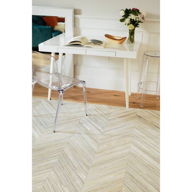EXQUISITE RUGS Natural Hide Hand-stitched Leather Hide Silver Area Rug.
