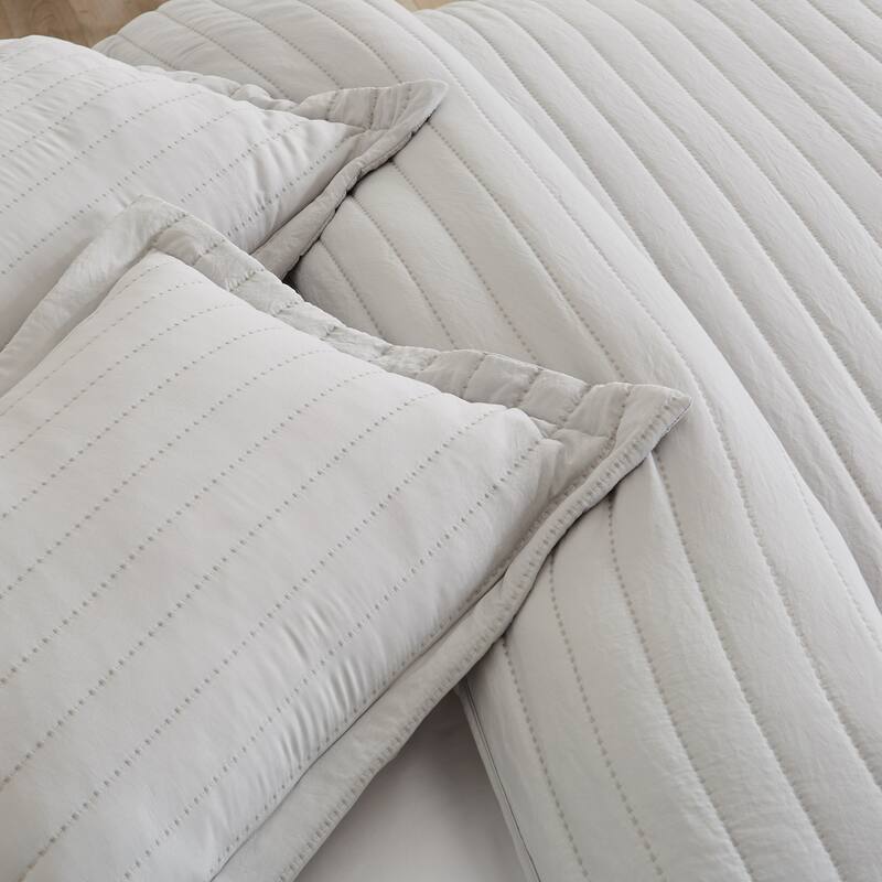 Luxurious Channel Stitch Microfiber Quilt Set With Shams