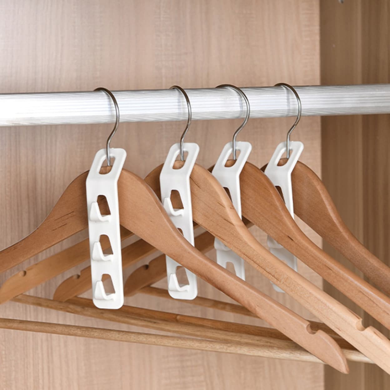https://ak1.ostkcdn.com/images/products/is/images/direct/3ec14bd53669f07c4eea02a0b035e01da0c2a1f7/1-Box-Space-Saving-Non-Slip-Clothes-Hanger-Hooks-Pp-Dresses-Coats-Clothes-Hanger-Connection-Rack-Home-Supplies.jpg