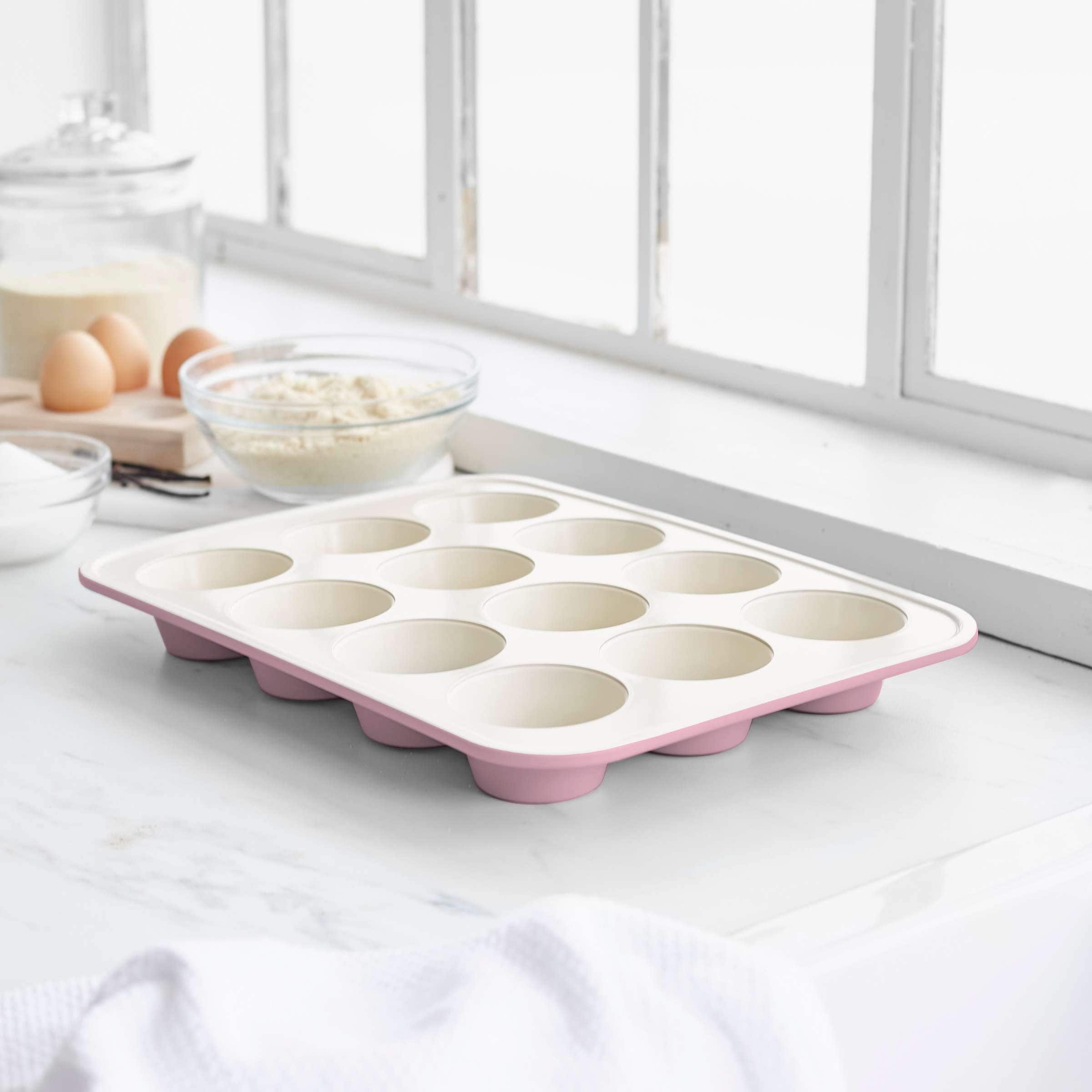 https://ak1.ostkcdn.com/images/products/is/images/direct/3ece31472b7741106550703d9a940aecb19e29b9/GreenLife-Bakeware%2C-12cup-Muffin-Pan.jpg