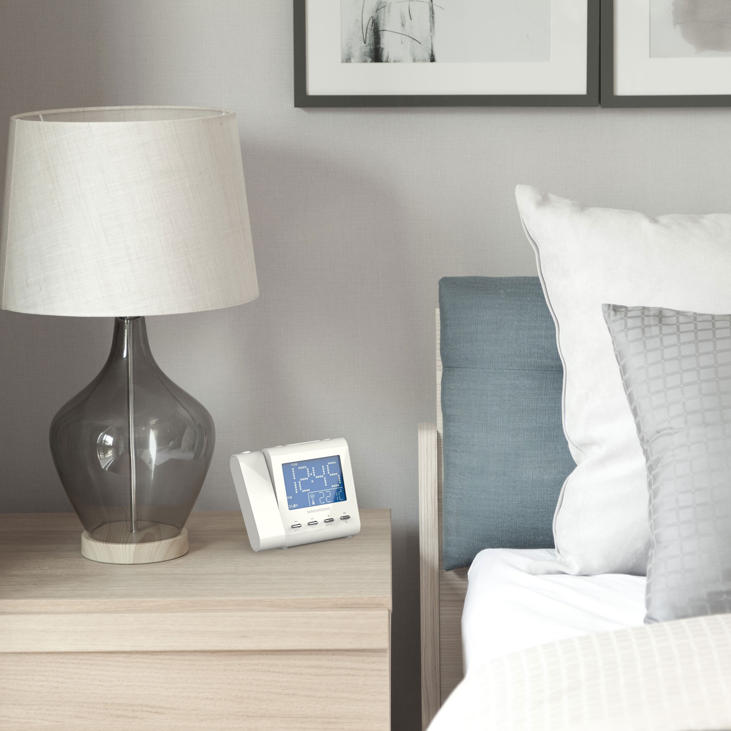 Shop Magnasonic Projection Alarm Clock With Am Fm Radio Battery Backup Auto Time Set Dual Alarm 3 5mm Aux Input White Overstock 22862650