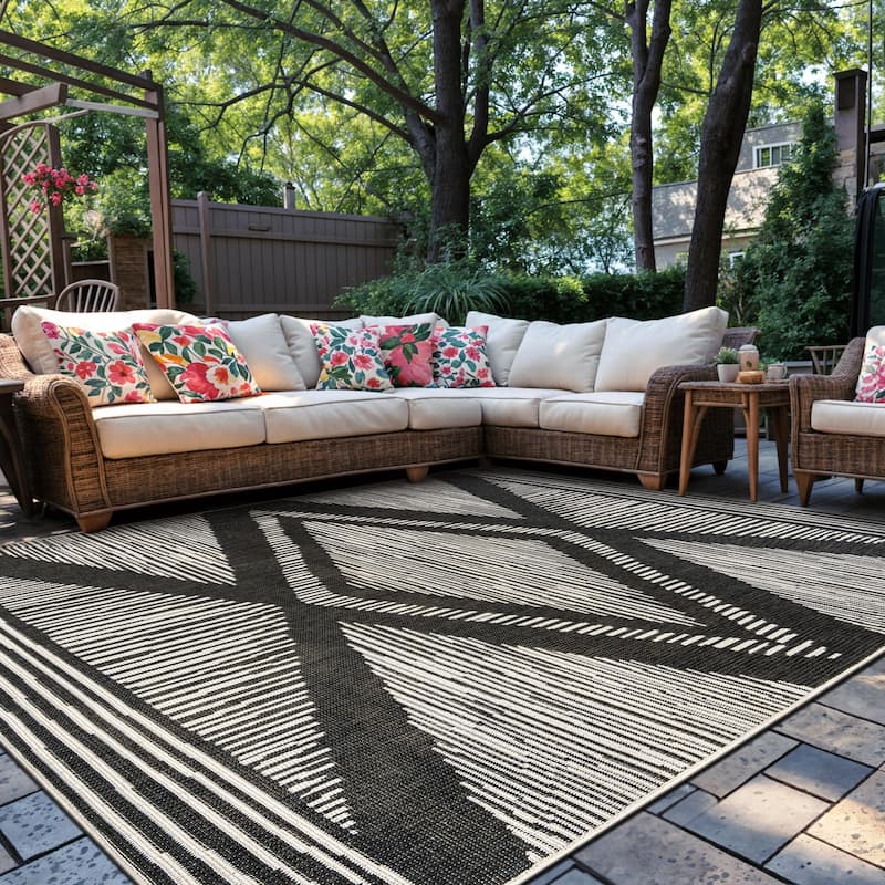 World Rug Gallery Contemporary Geometric Stripe Weather Resistant Reversible Indoor/Outdoor Area Rug - 7' 10" x 10' - Black
