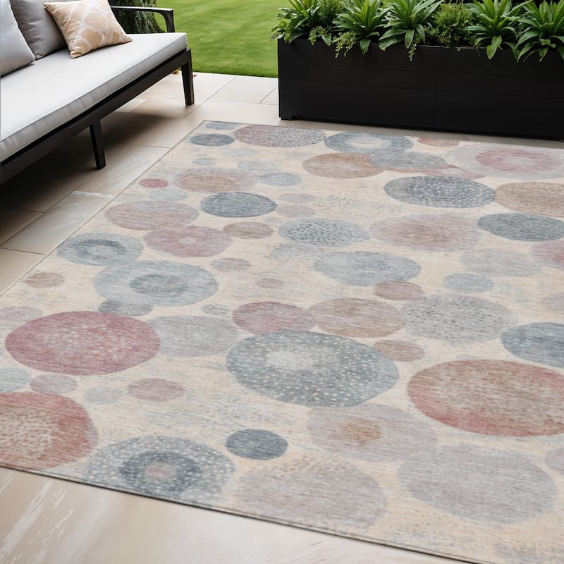 HomeRoots Geometric Transitional Rectangle Outdoor Rug - 5' X 8'