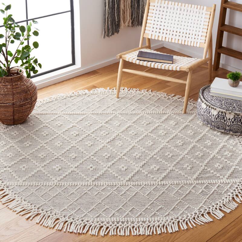 SAFAVIEH Handmade Vermont Gillian Boho Wool Fringe Rug - 6' Round - Ivory/Grey
