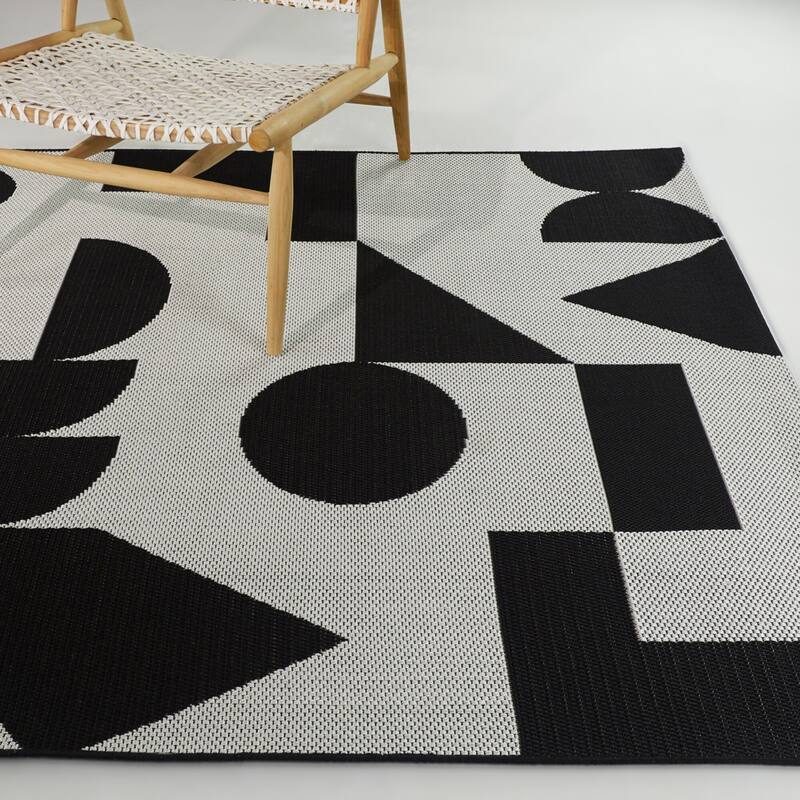 Gideon Mid-century Modern Abstract Geometric Indoor/ Outdoor Area Rug - 5'3" x 7' - Black