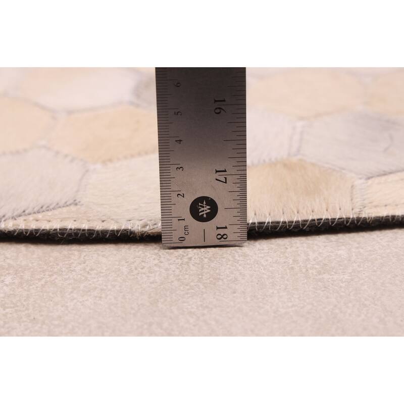 ECARPETGALLERY Handmade Cowhide Patchwork Cream Leather Rug - 5'1 x 5'1