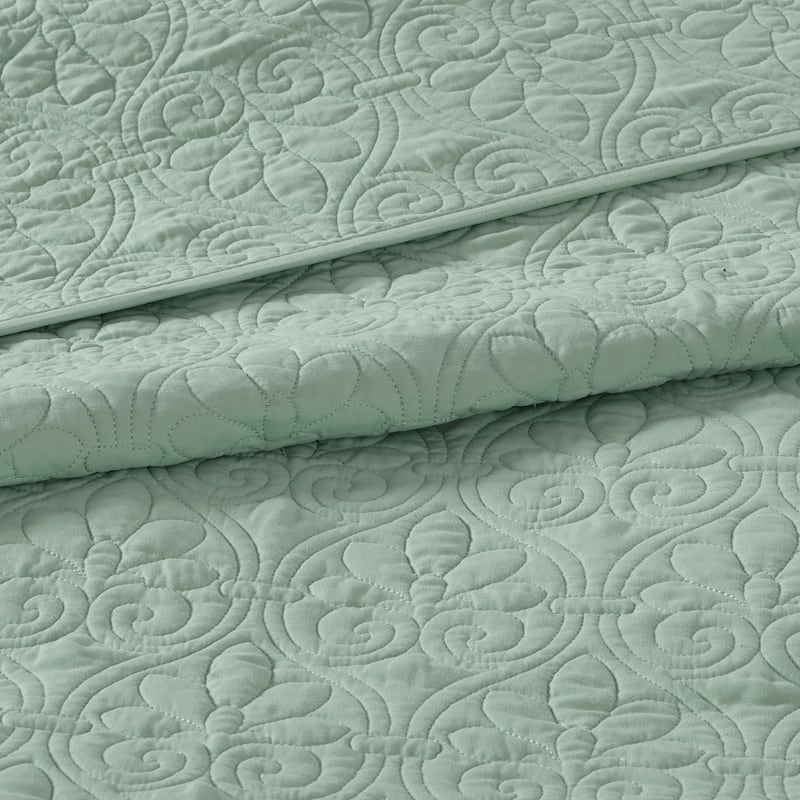 Madison Park Mansfield Reversible Oversized 3-piece Solid Texture Bedspread Quilt Set with Matching Shams