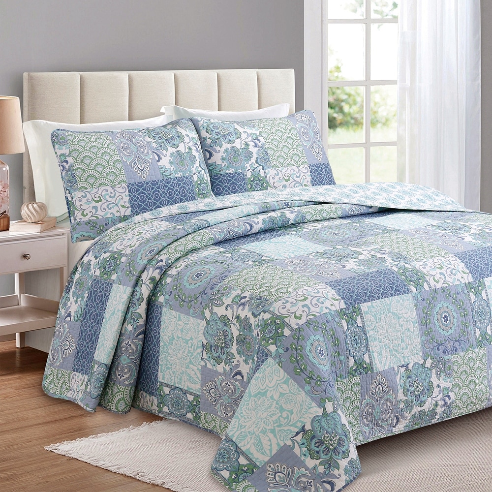Quilts at bed bath hot sale and beyond