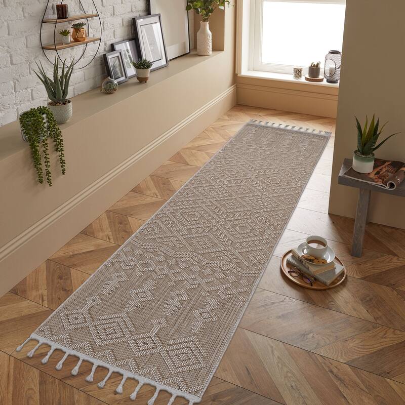 Guros Collection Natural / Traditional Indoor / Outdoor Non-Shedding Area Rug
