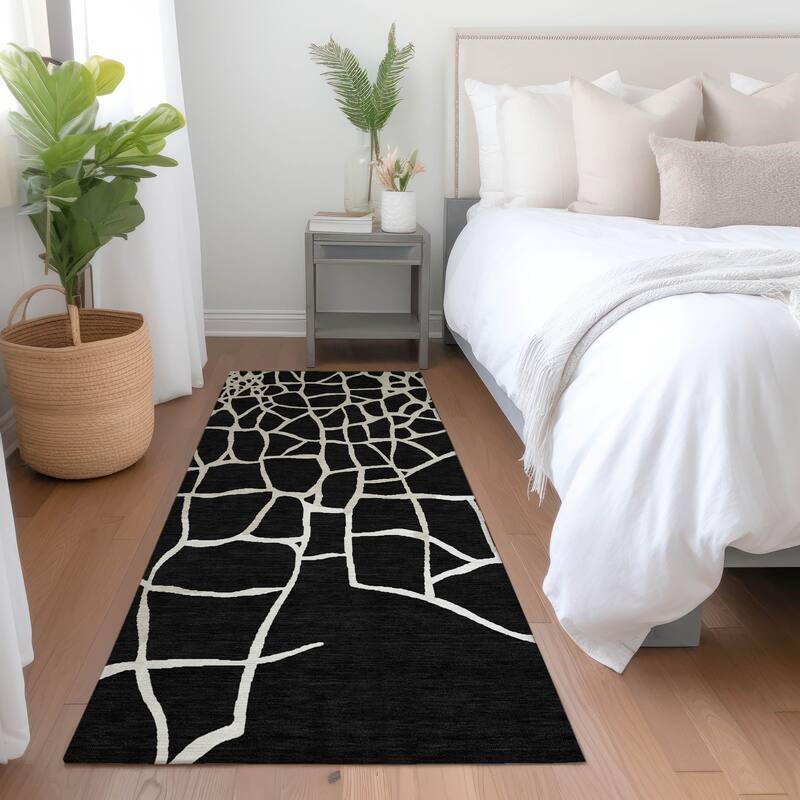 Machine Washable Indoor/ Outdoor Abstract Webby Chantille Rug - Black - 2'3" x 7'6"