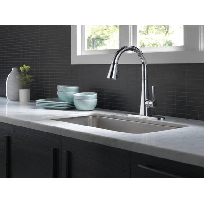 Delta Lenta Single-Handle Pull-Down Kitchen Faucet with ShieldSpray