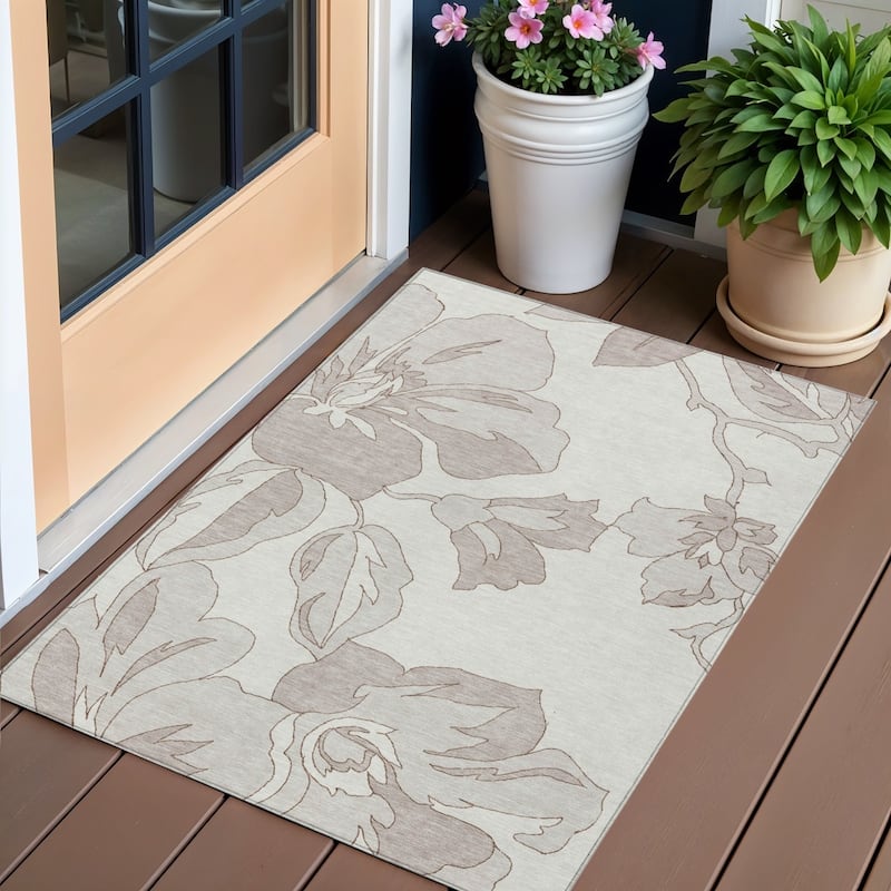 HomeRoots Floral Transitional Rectangle Outdoor Rug - 3' x 5'