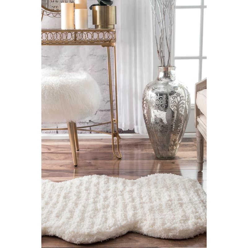 Nuloom Handmade Faux Sheepskin Shag Rug - 2' x 4'5"