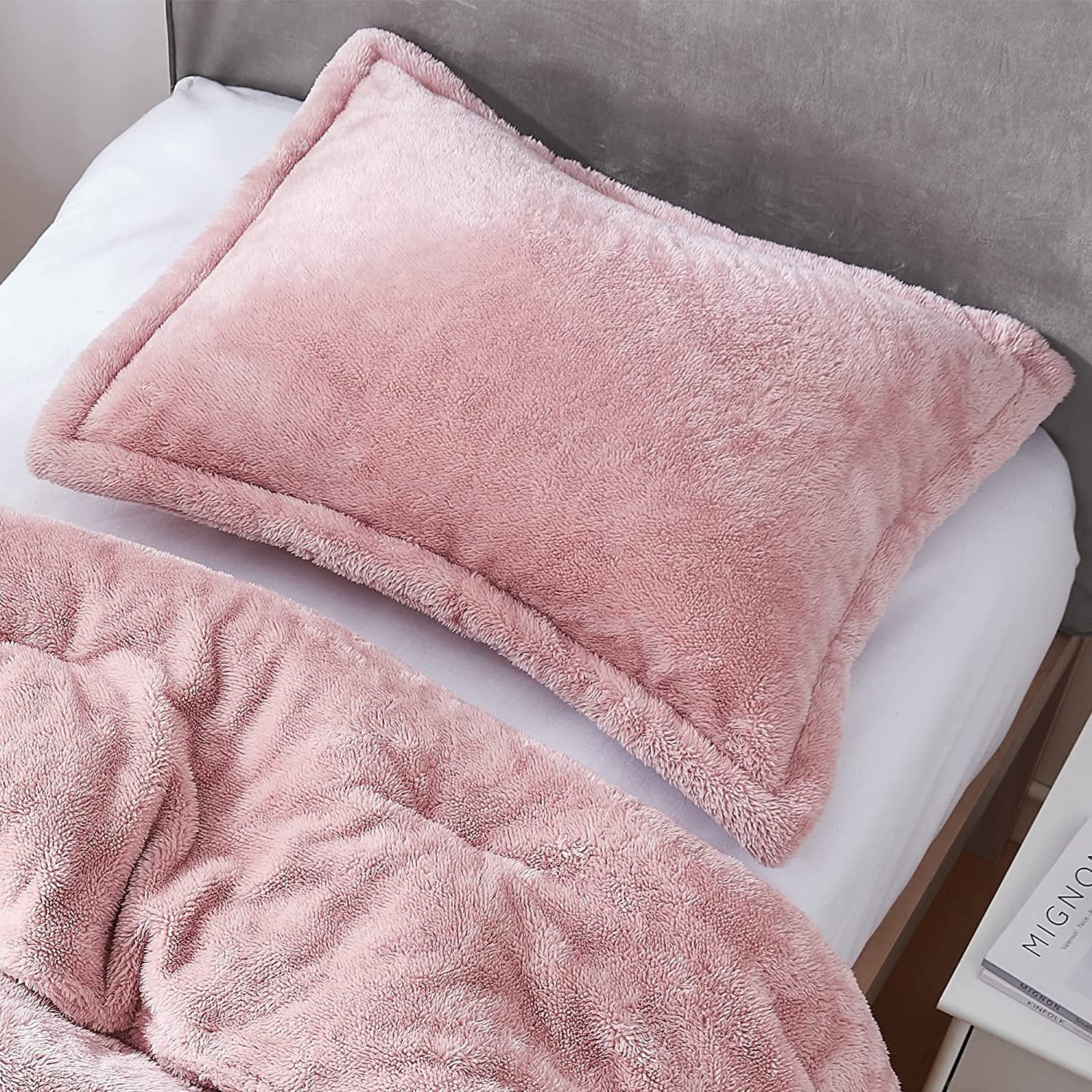 Light pink pillow shams top