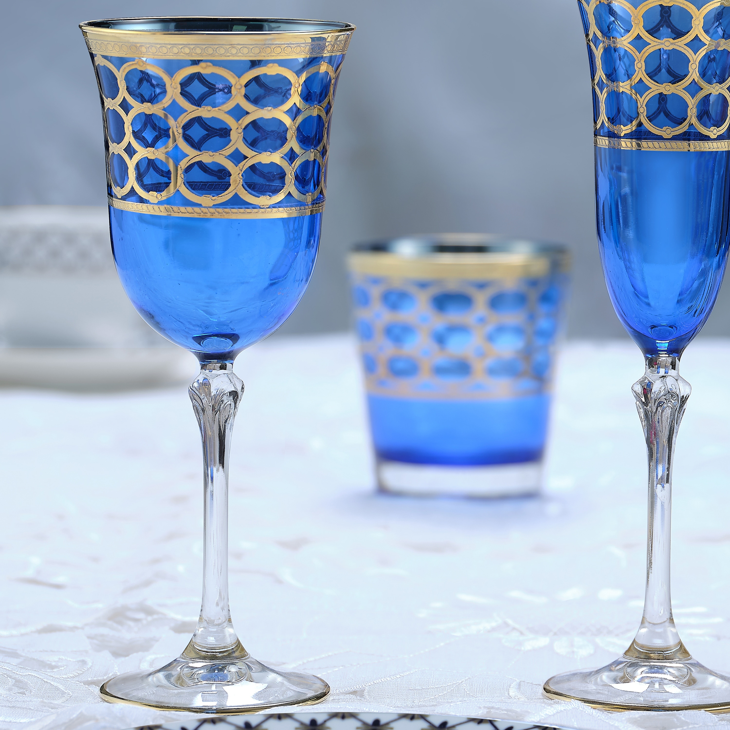 https://ak1.ostkcdn.com/images/products/is/images/direct/405c2ef007f572efb2bc6f67eff2f09ef2ffa7f0/Lorren-Home-Trends-Cobalt-Blue-White-Wine-Goblet-with-Gold-Rings%2C-Set-of-4.jpg