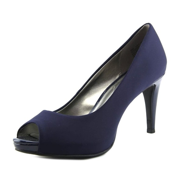 bandolino navy pumps