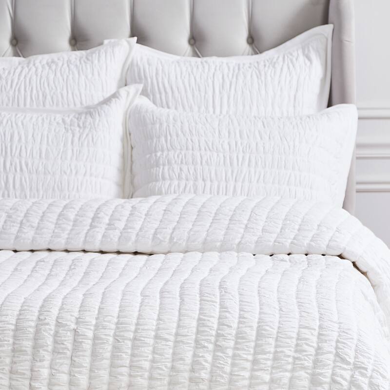 Elodie Dove Full/Queen Quilt