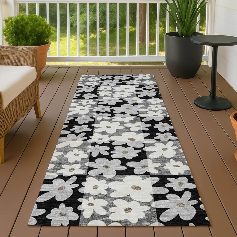 Machine Washable Indoor/ Outdoor Floral Krissy Chantille Rug - Black - 2'3" x 7'6"